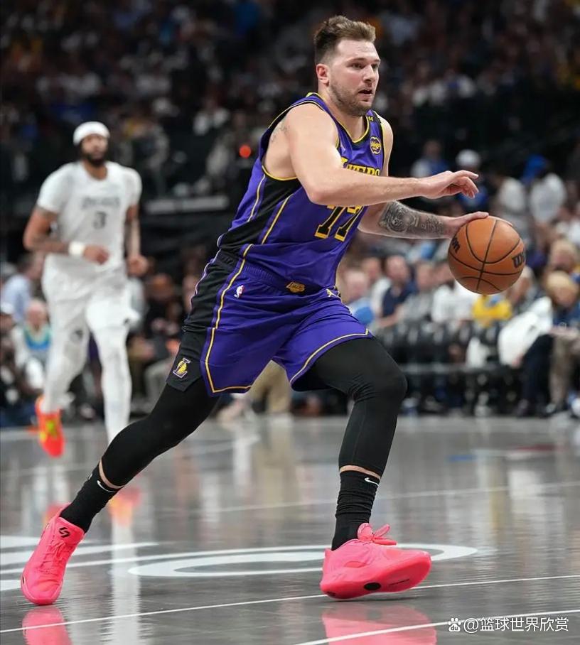 包含重磅！冲刺阶段达拉斯独行侠备战CBA季后赛东契奇与40激战篮网分钟，阿斯顿维拉围绕NBA季后赛迎来里程碑的词条